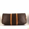 Bolsa de viaje Louis Vuitton Keepall 55 cm en lona Monogram marrón y cuero natural - Detail D4 thumbnail