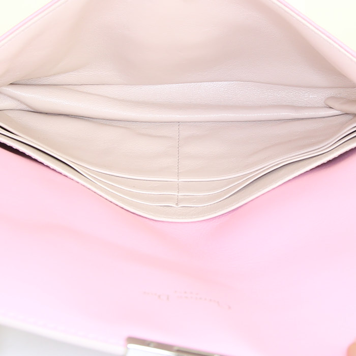 Bolso bandolera Dior Diorling en cuero granulado rosa y beige - Detail D2