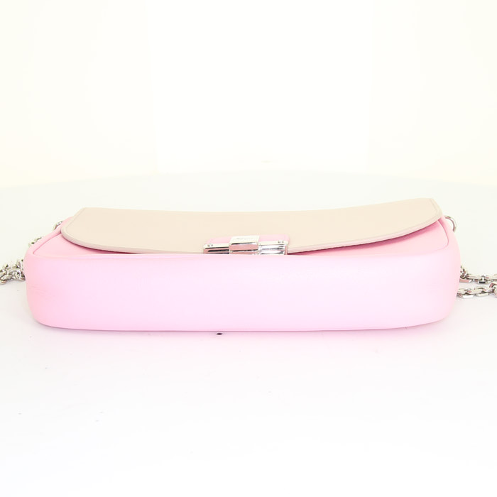 Borsa a tracolla Dior Diorling in pelle martellata rosa e beige - Detail D4