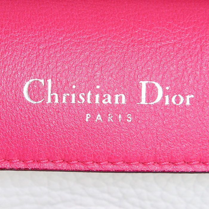 Sac bandoulière Dior Be Dior petit modèle en cuir grainé Bleu Pale - Detail D4