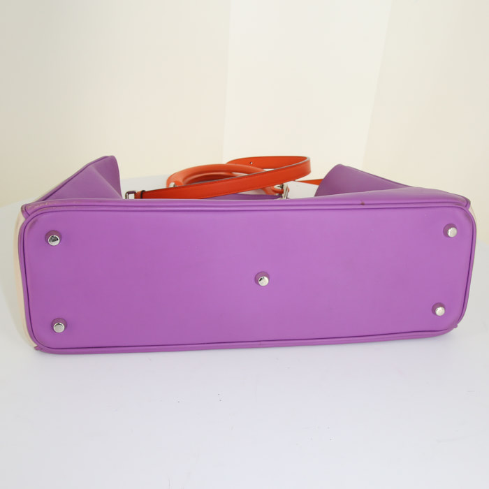 Sac à main Dior Diorissimo grand modèle en cuir crème et cuir violet - Detail D5