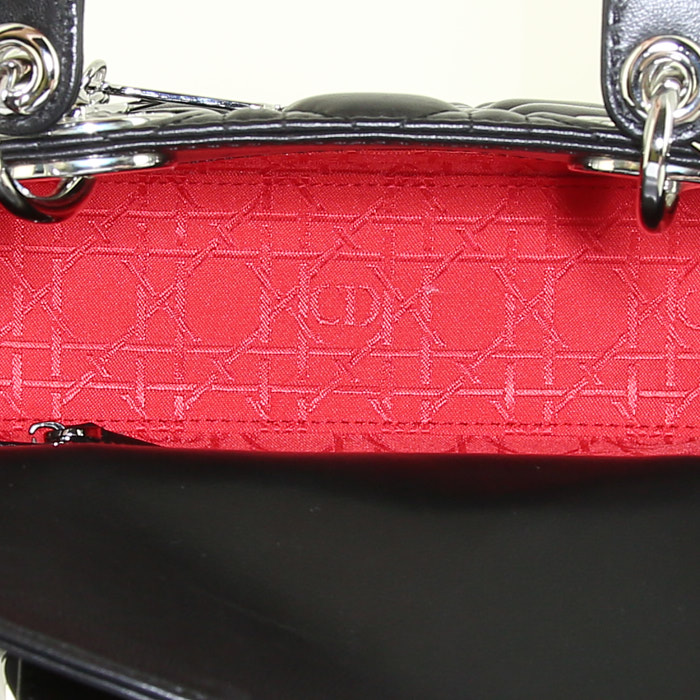 Sac bandoulière Dior Lady Dior petit modèle en cuir cannage noir - Detail D3