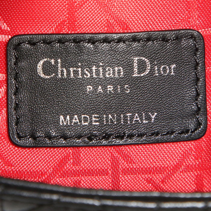 Sac bandoulière Dior Lady Dior petit modèle en cuir cannage noir - Detail D4