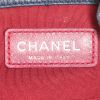 Mochila Chanel Gabrielle  en cuero azul y negro - Detail D3 thumbnail