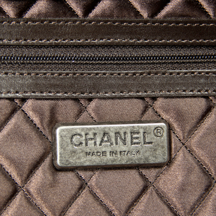 Bolso de mano Chanel Bowling en cuero box marrón - Detail D2