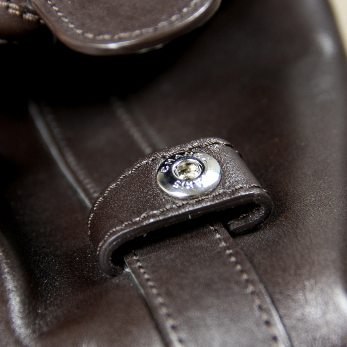 Bolso de mano Chanel Bowling en cuero box marrón - Detail D3