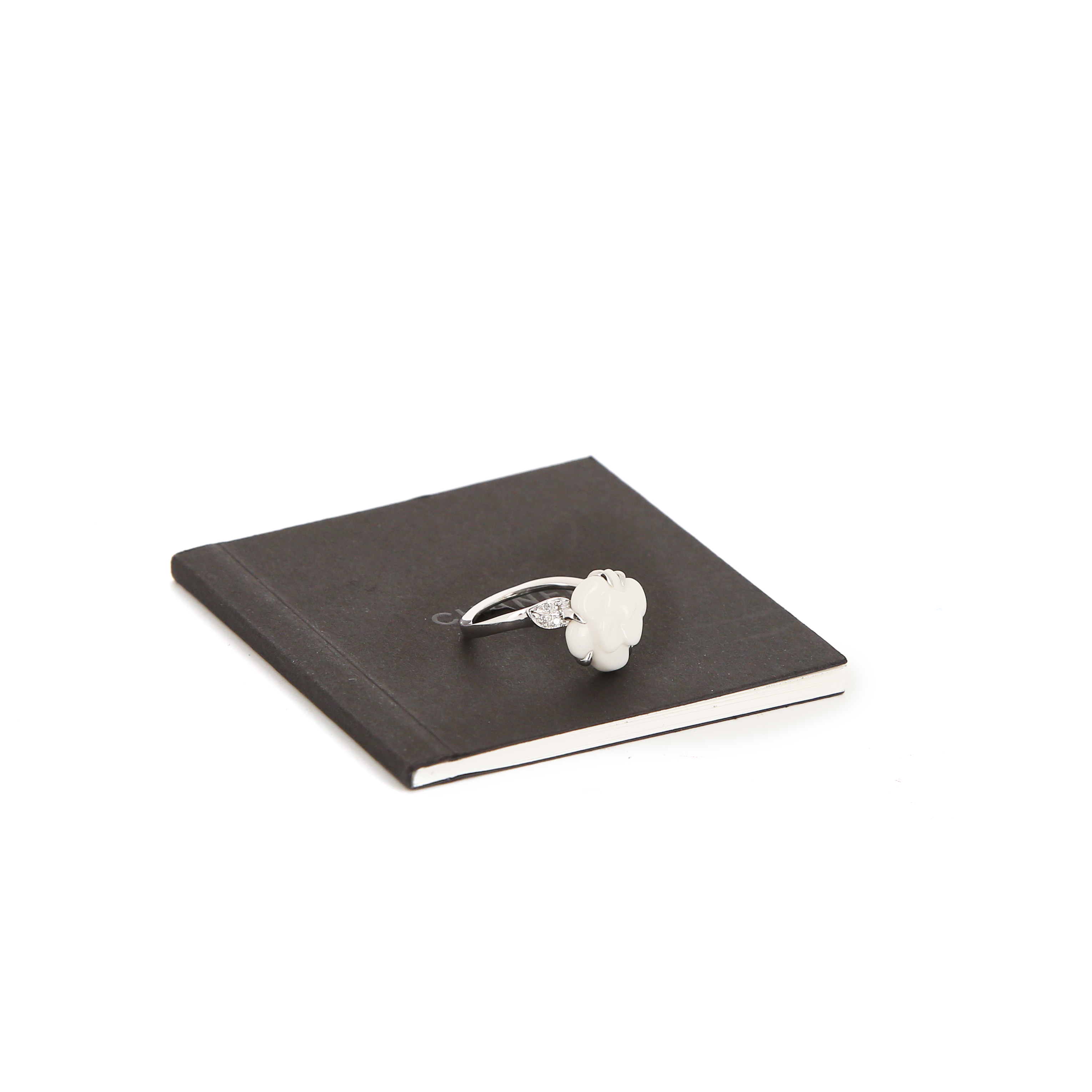 Chanel Camelia small model ring in white gold,  agate and diamonds - Detail D2