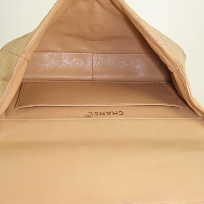 Bolso de mano Chanel Timeless en cuero acolchado beige - Detail D2