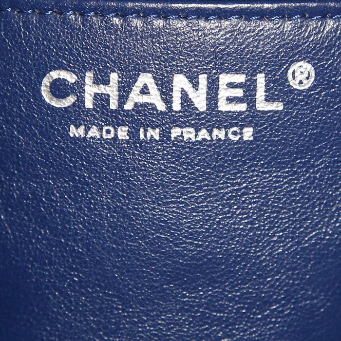 Chanel Timeless jumbo bag in blue quilted canvas - Detail D4