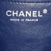 Bolso Chanel Timeless jumbo en lona acolchada azul - Detail D4 thumbnail
