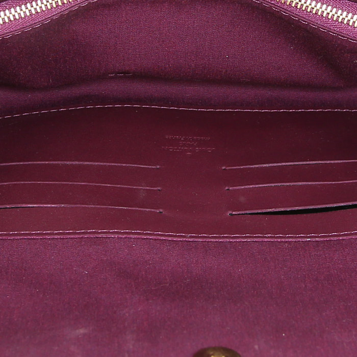 Pochette Louis Vuitton in pelle verniciata monogram viola - Detail D2