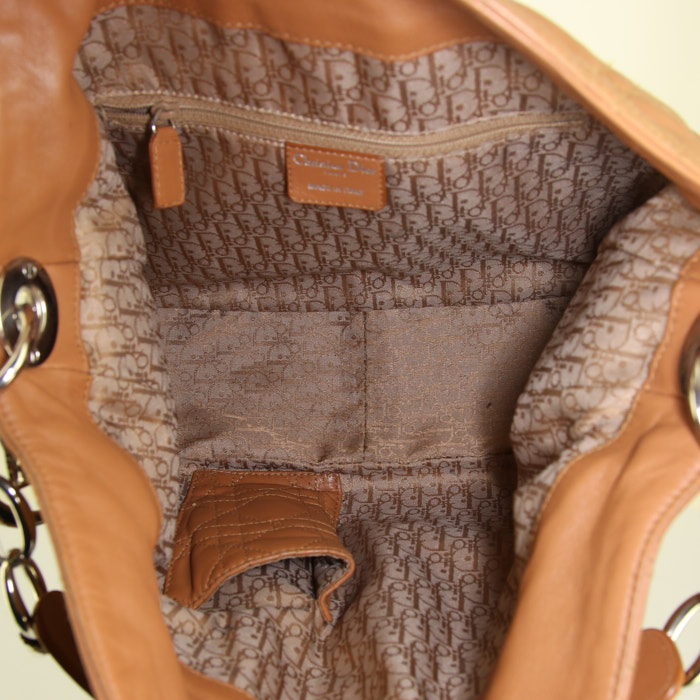 Bolso de mano Dior en cuero cannage color oro - Detail D2