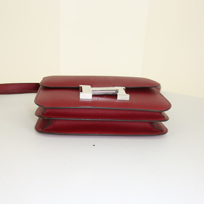 Bolso bandolera Hermes Constance mini en cuero epsom rojo - Detail D5