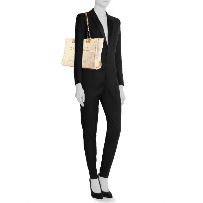 Chanel Deauville shopping bag in beige canvas and beige leather - Detail D1