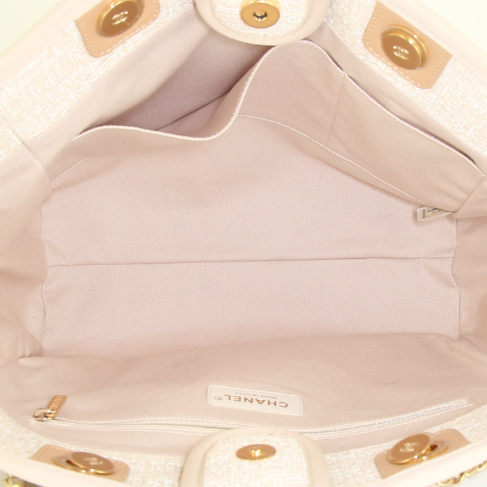 Shopping bag Chanel Deauville in tela beige e pelle beige - Detail D2