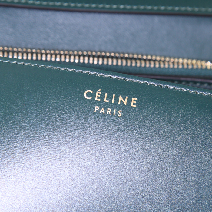 Celine Classic Box shoulder bag in green box leather - Detail D3
