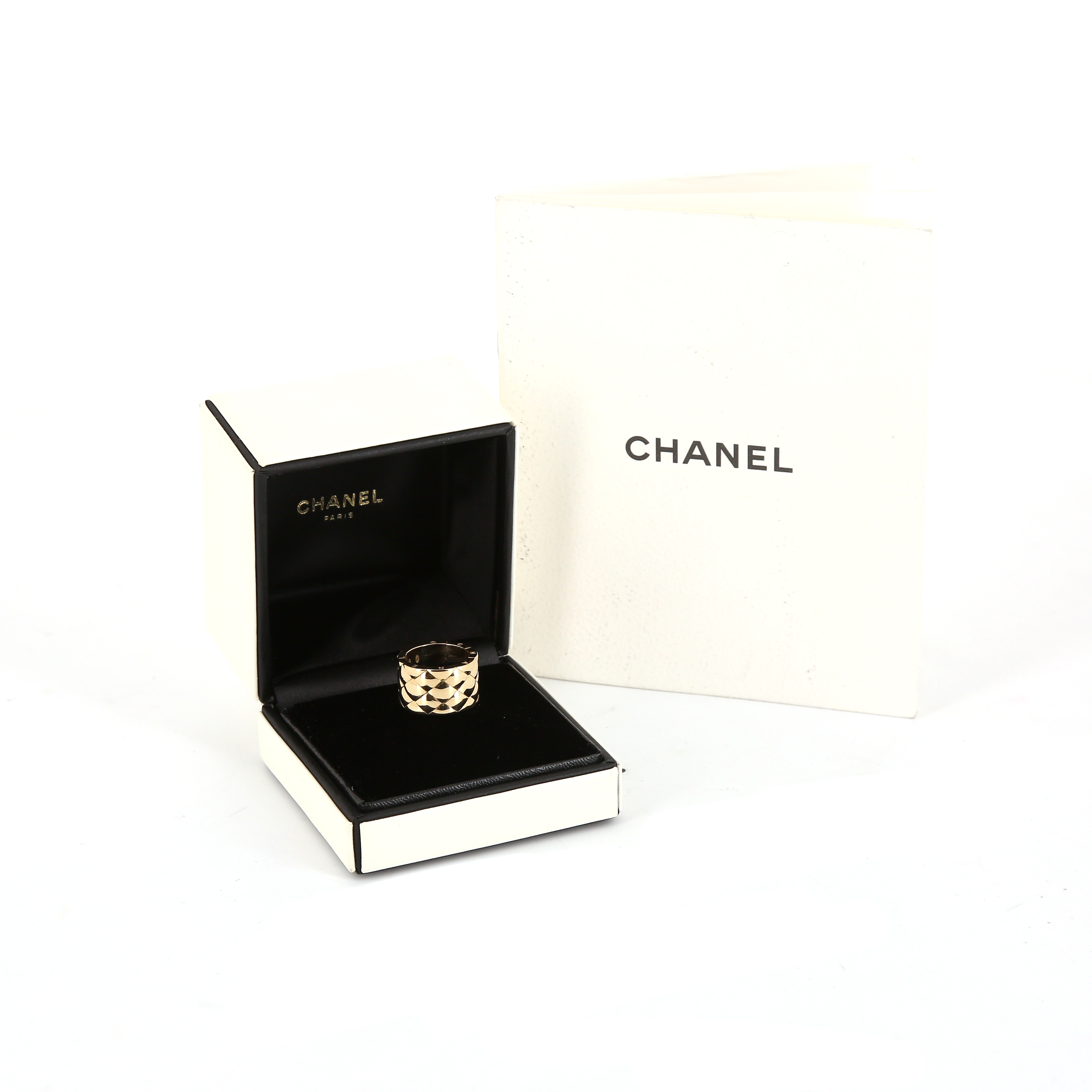 Bague Chanel Matelassé grand modèle en or jaune - Detail D2