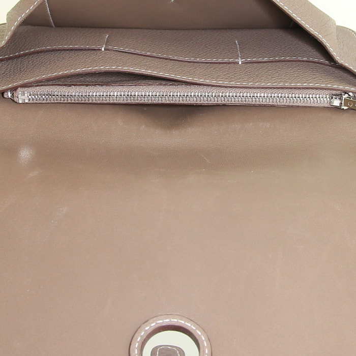 Billetera Hermes Dogon - Pocket Hand en cuero togo marrón etoupe - Detail D2