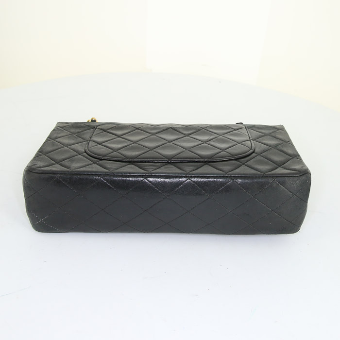 Bolso de mano Chanel Timeless en cuero acolchado negro - Detail D5