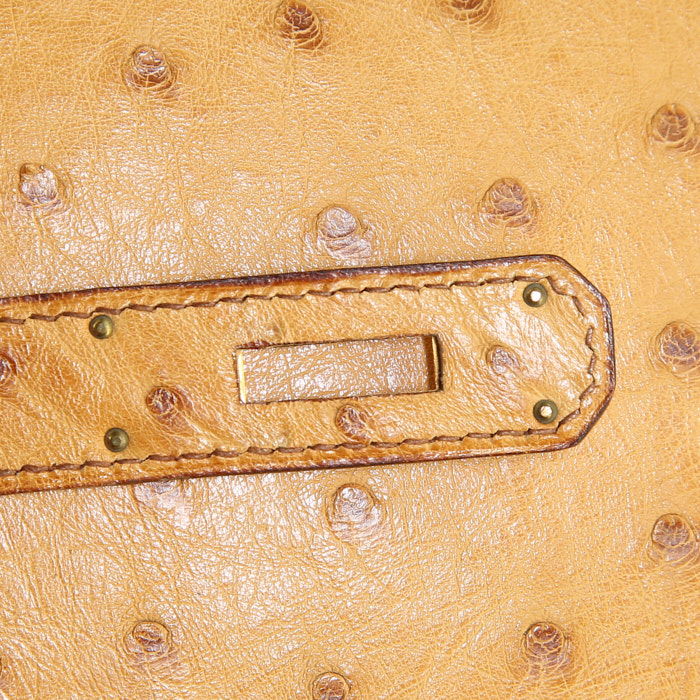 Bolso de mano Hermes Kelly 32 cm en avestruz color oro - Detail D5