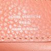 Louis Vuitton Capucines medium model handbag in raspberry pink leather - Detail D3 thumbnail