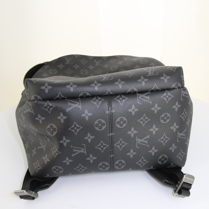 Sac à dos Louis Vuitton Discovery en toile monogram noire et grise et cuir noir - Detail D4
