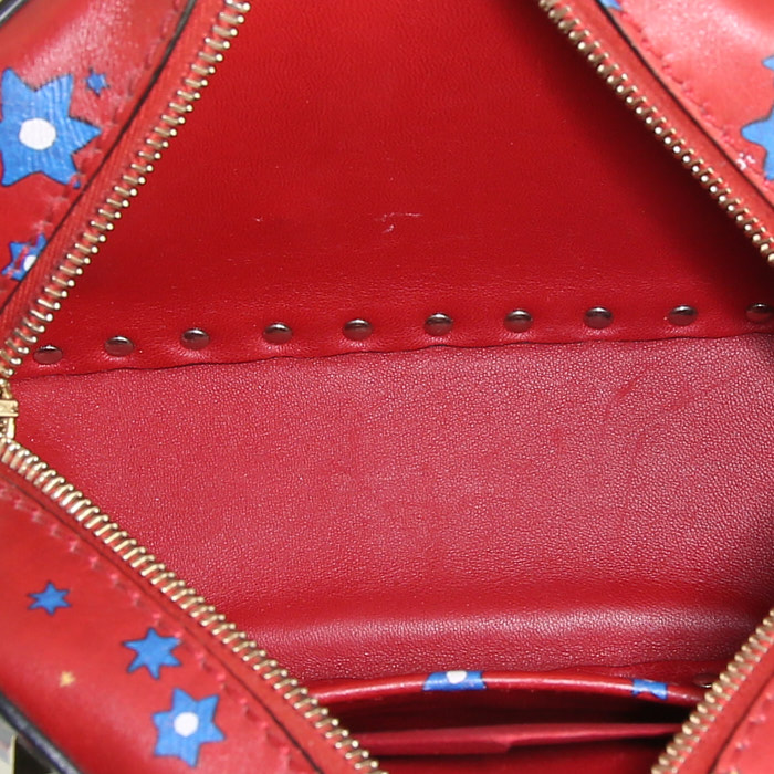 Bolso bandolera Valentino Garavani Rockstud Camera en cuero rojo - Detail D2