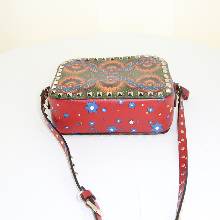 Bolso bandolera Valentino Garavani Rockstud Camera en cuero rojo - Detail D4