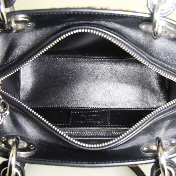 Sac à main Dior Lady Dior moyen modèle en poulain beige et cuir noir - Detail D3