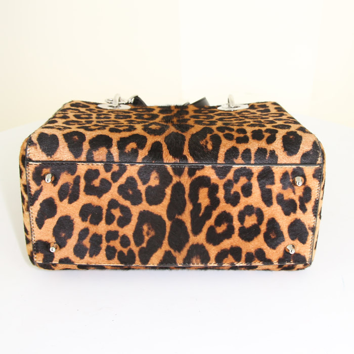 Sac à main Dior Lady Dior moyen modèle en poulain beige et cuir noir - Detail D5