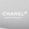 Sac à main Chanel Timeless Maxi Jumbo en cuir matelassé gris - Detail D4 thumbnail