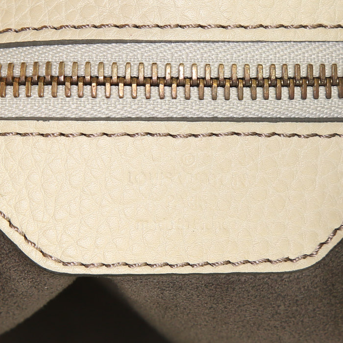 Louis Vuitton L handbag in cream color mahina leather - Detail D3