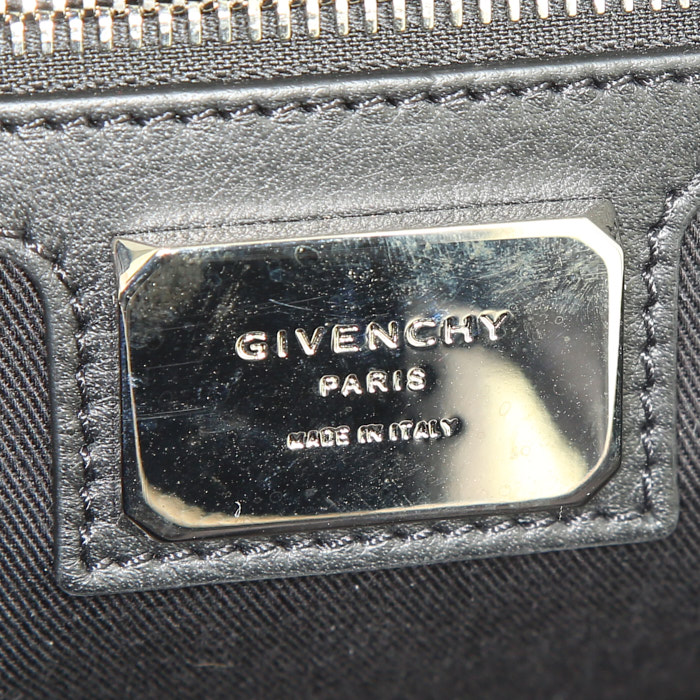 Borsa ventiquattrore Givenchy Nightingale in pelle martellata nera con decoro di borchie - Detail D4