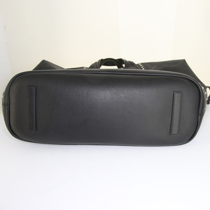 Givenchy Nightingale 24 hours bag in black grained leather - Detail D5