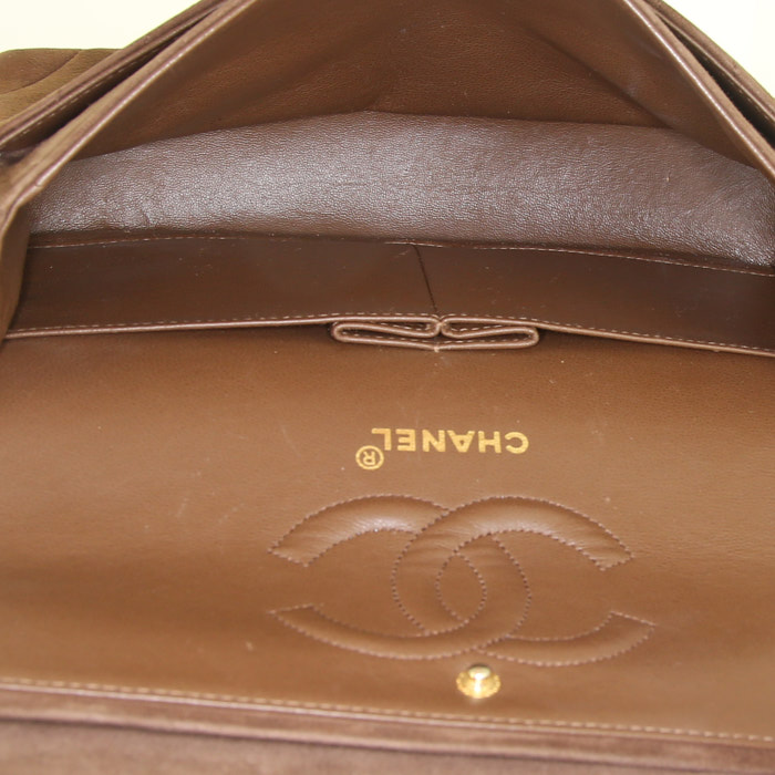 Chanel Timeless handbag in chocolate brown suede - Detail D3