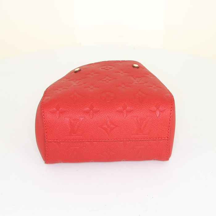Sac bandoulière Louis Vuitton Montaigne Nano en cuir monogram empreinte rouge - Detail D5