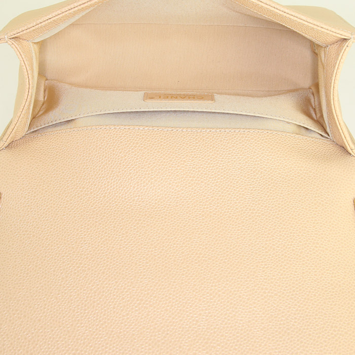 Chanel Boy shoulder bag in beige quilted grained leather - Detail D3