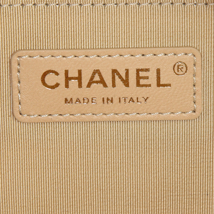 Borsa a tracolla Chanel Boy in pelle martellata e trapuntata beige - Detail D4