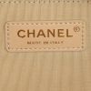 Sac bandoulière Chanel Boy en cuir grainé matelassé beige - Detail D4 thumbnail