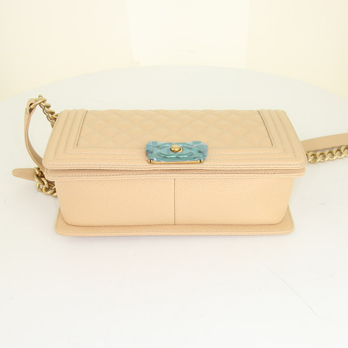 Borsa a tracolla Chanel Boy in pelle martellata e trapuntata beige - Detail D5