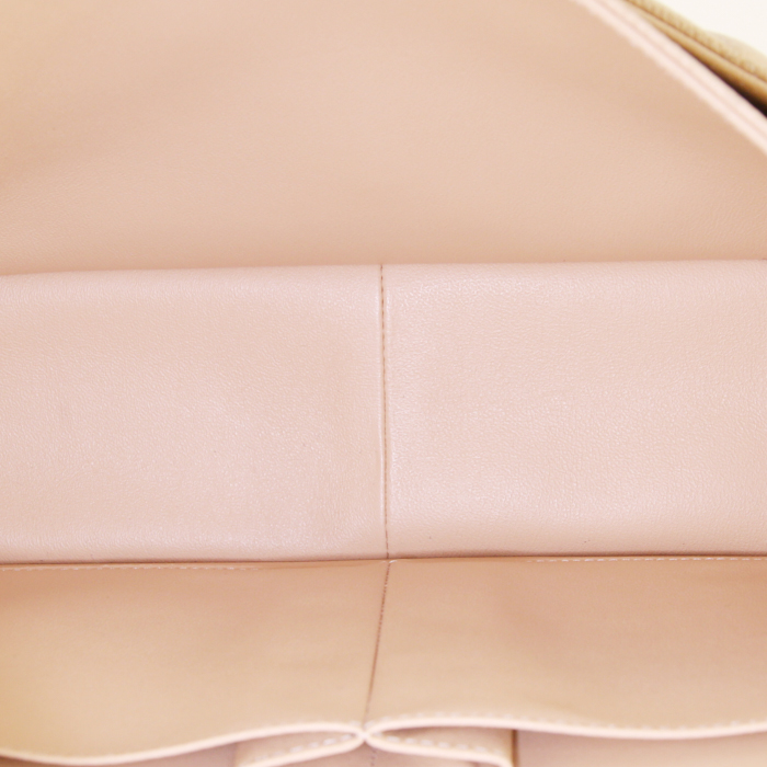 Sac bandoulière Chanel Timeless jumbo en cuir grainé matelassé beige - Detail D3