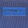 Borsa a tracolla Chanel Boy in pelle trapuntata blu marino - Detail D4 thumbnail