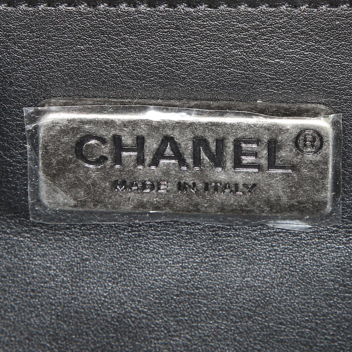 Sac bandoulière Chanel Boy en python noir et cuir noir - Detail D4