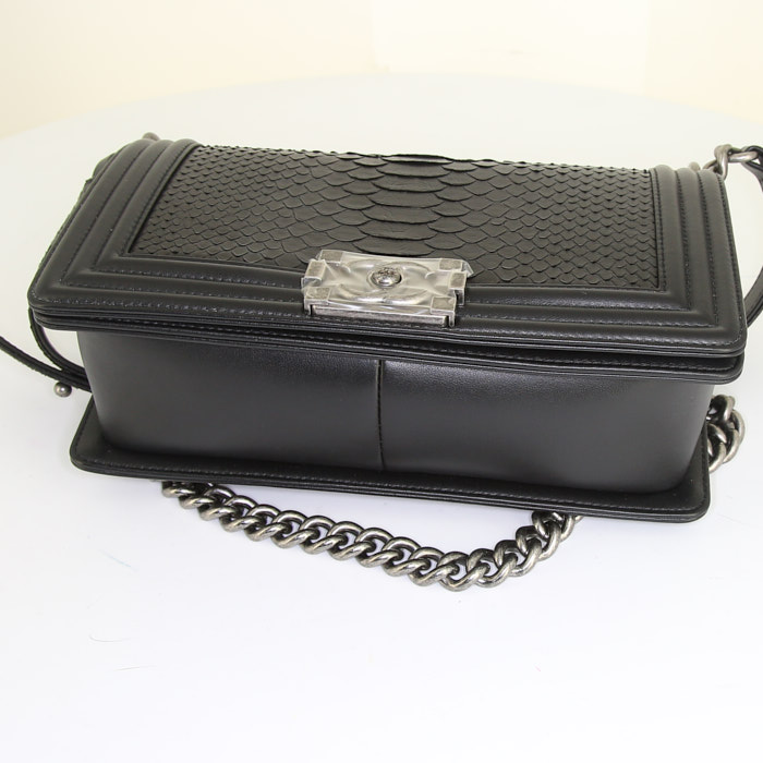 Sac bandoulière Chanel Boy en python noir et cuir noir - Detail D5
