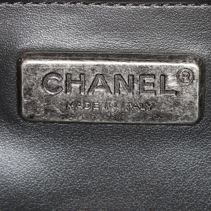 Chanel Boy shoulder bag in grey python and black leather - Detail D4