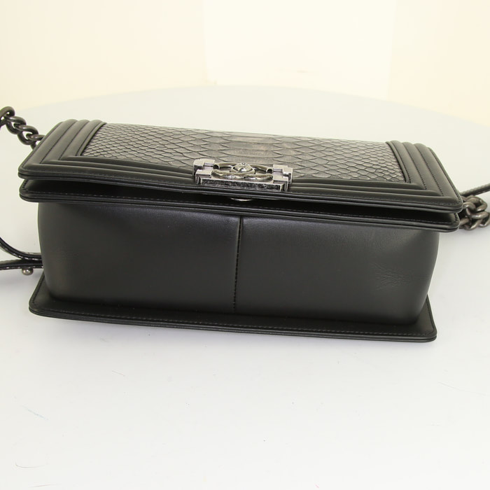 Chanel Boy shoulder bag in grey python and black leather - Detail D5