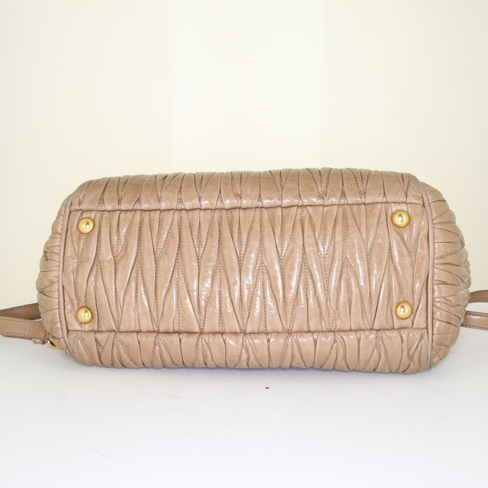 Miu Miu Matelassé shoulder bag in beige quilted leather - Detail D5