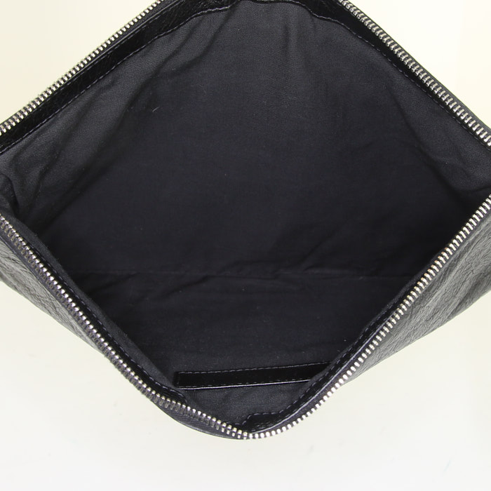 Bolsito de mano Balenciaga Clip M en cuero negro - Detail D2