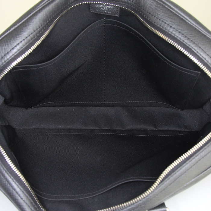 Louis Vuitton Voyage briefcase in black taiga leather - Detail D3