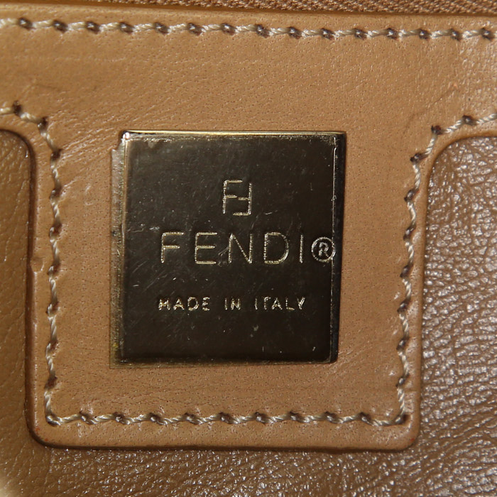 Bolso de mano Fendi Baguette en tela Monogram beige y cuero beige - Detail D3